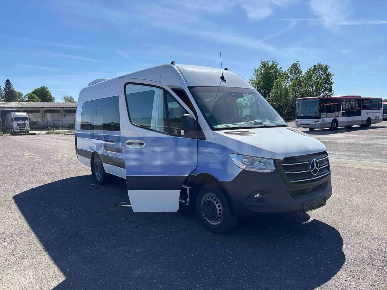 Mercedes-Benz Sprinter - 3/4 right front doors open