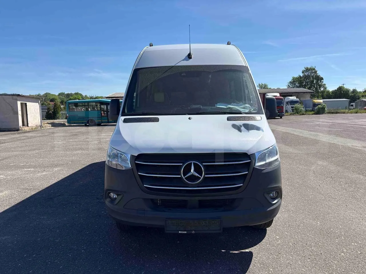 Mercedes-Benz Sprinter - front photo