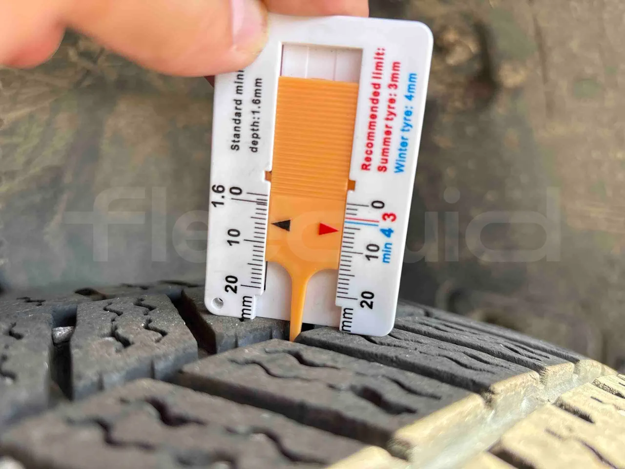 Mercedes-Benz Sprinter - tread condition front tires left