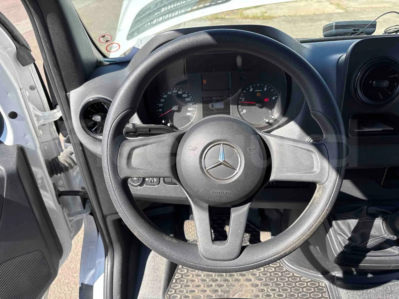 Mercedes-Benz Sprinter - steering wheel photo