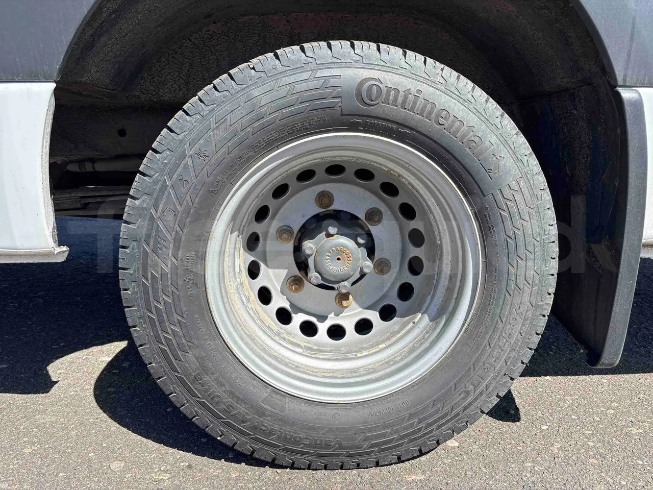 Mercedes-Benz Sprinter - rear left tire photo