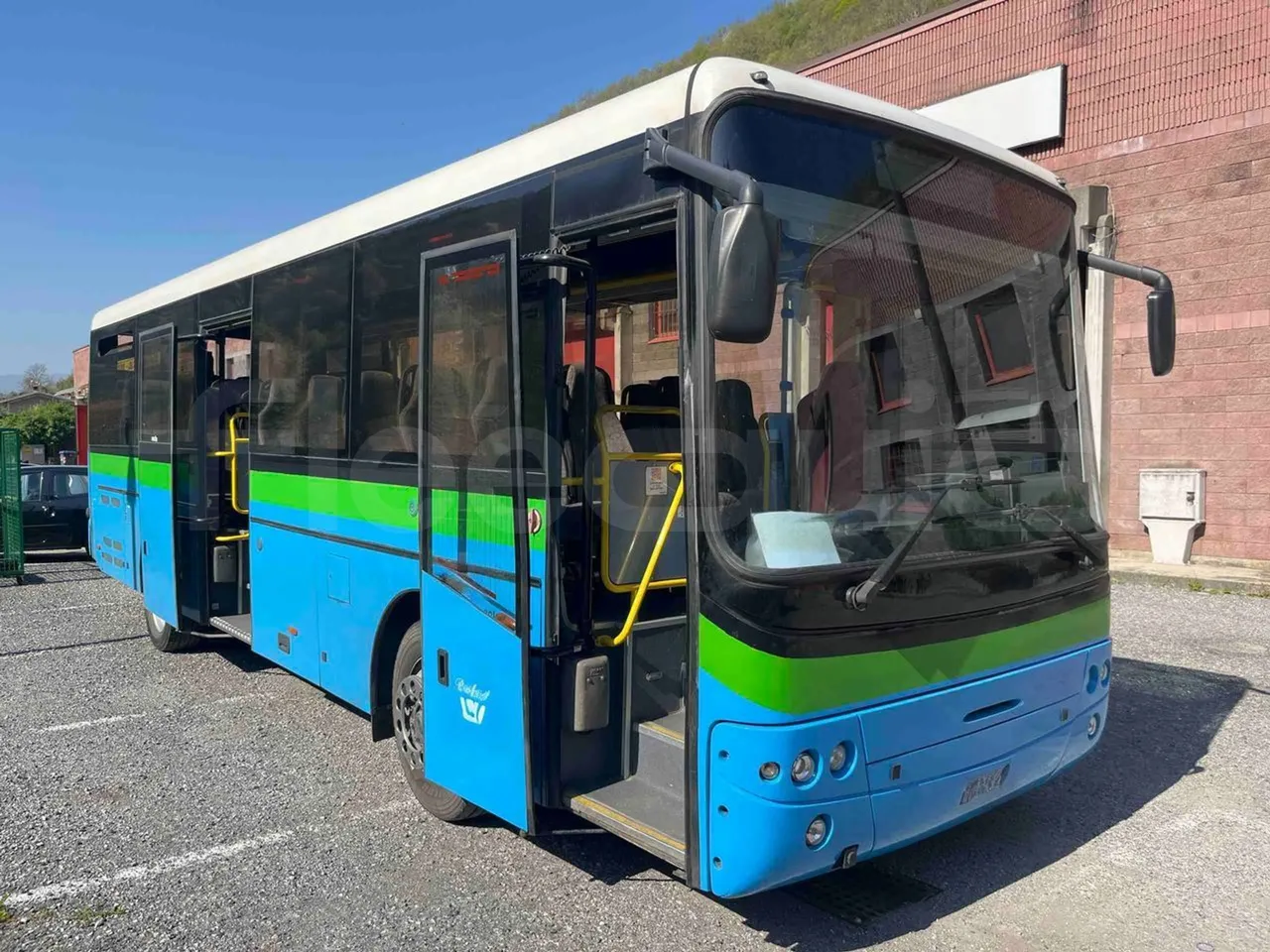 Iveco Cacciamali TCI972 - Euro 5 - 243 kW - 9.700 mt - 3/4 right front doors open
