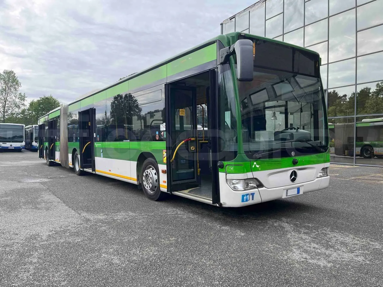 Mercedes-Benz Citaro O 530 G - Euro5 - 260kW - 17.940mt - 3/4 right front doors open