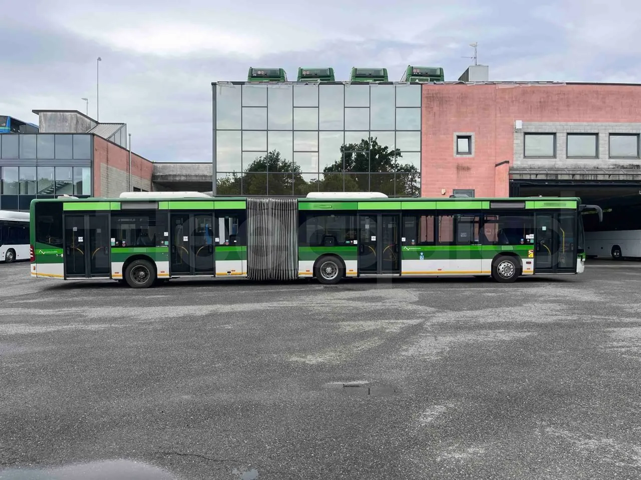 Mercedes-Benz Citaro O 530 G - Euro5 - 260kW - 17.940mt - right side doors closed