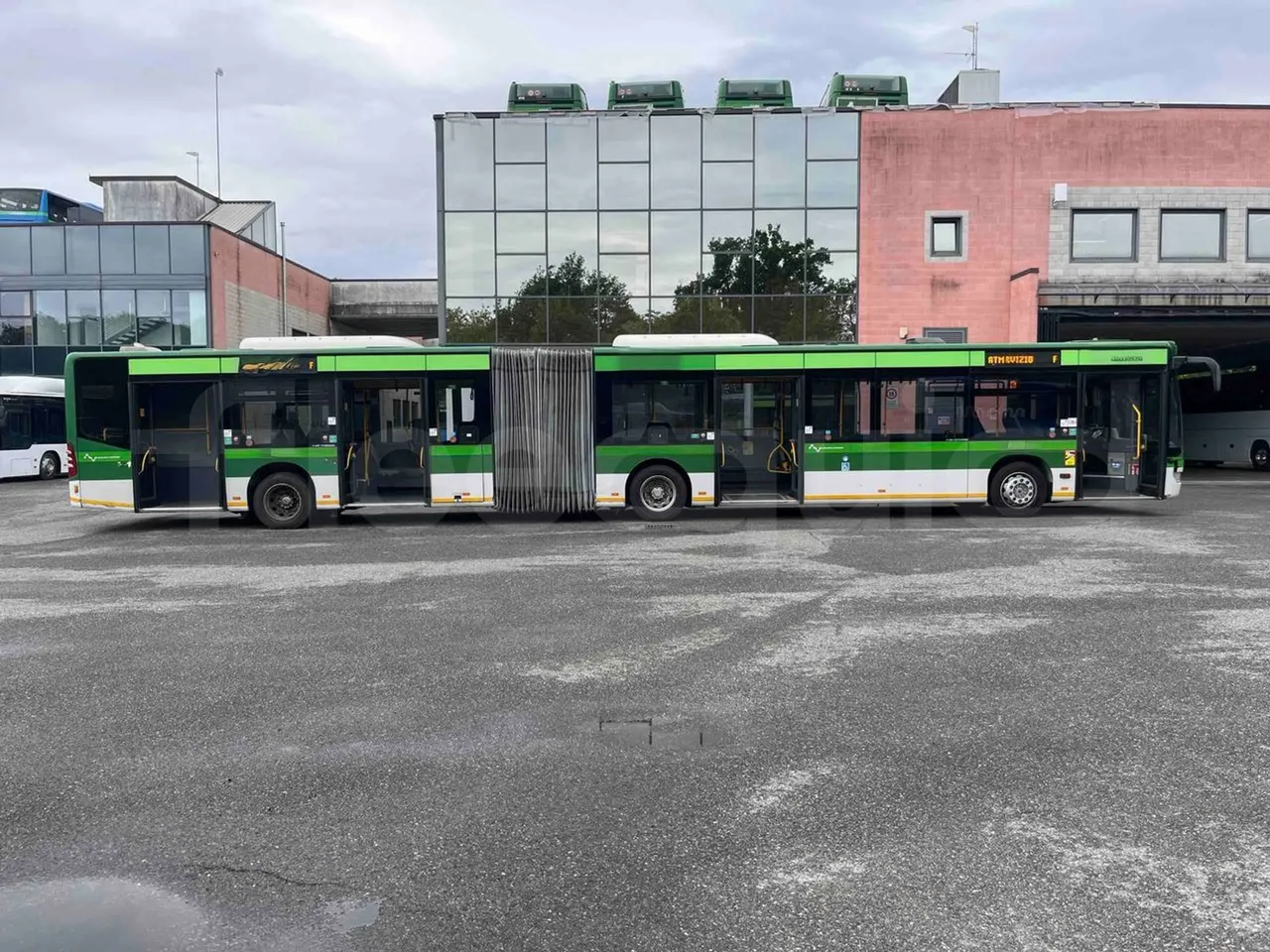Mercedes-Benz Citaro O 530 G - Euro5 - 260kW - 17.940mt - right side doors open