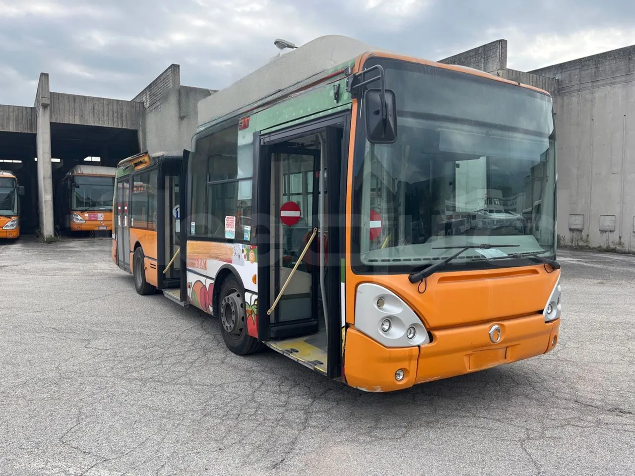 Iveco Citelis PS09D5/A/83 - EUR5 - 213kW - 10.46m CNG - 3/4 right front doors open