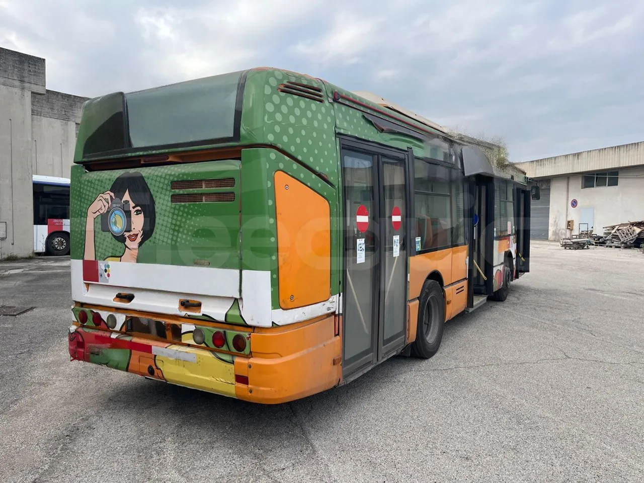 Iveco Citelis PS09D5/A/83 - EUR5 - 213kW - 10.46m CNG - 3/4 right rear doors open