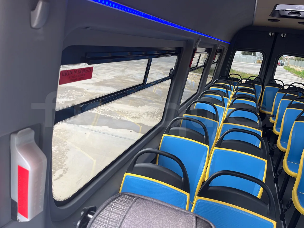 Mercedes-Benz Sprinter  906BB50-2 BUZOLA - Euro6 - 120kW - 7.361mt - footrest detail photo