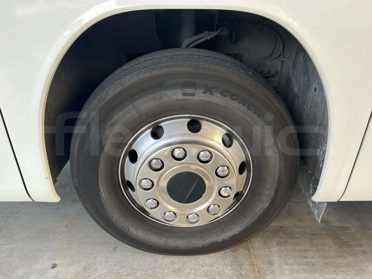 Setra S415 - First Axle Left Side: Complete Tyre