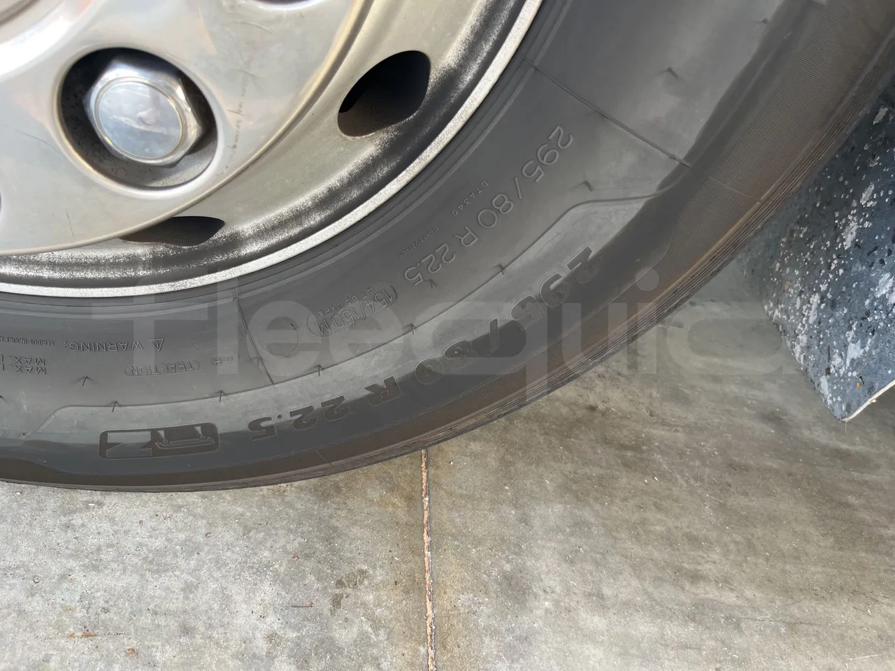 Setra S415 - First Axle Left Side: Tyre Size