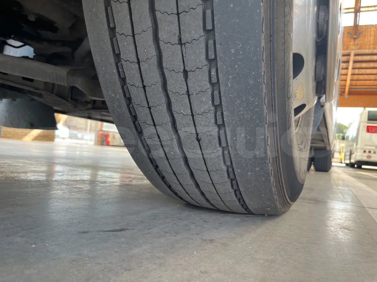 Setra S415 - First Axle Left Side: Tyre Tread