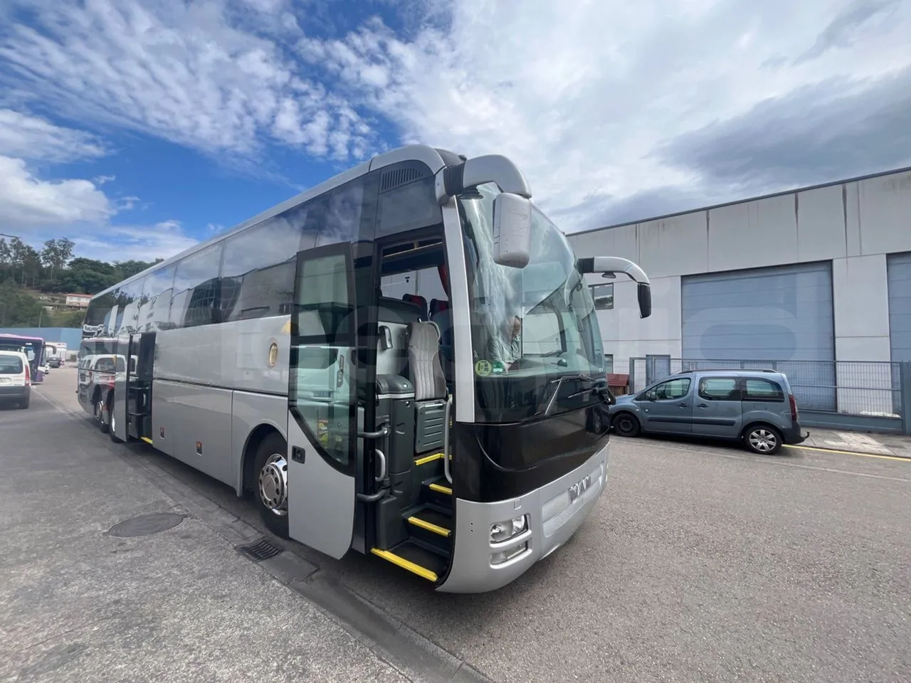 Man Lion's Coach L-440/ Euro 5 - 324 Kw - 13.8 Mt - front door 3 open