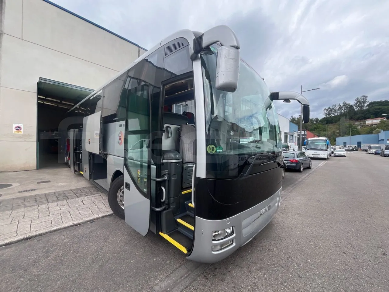 Man Lion's Coach L-440/ Euro 5 - 324 Kw - 13.8 Mt - 3/4 right front doors open
