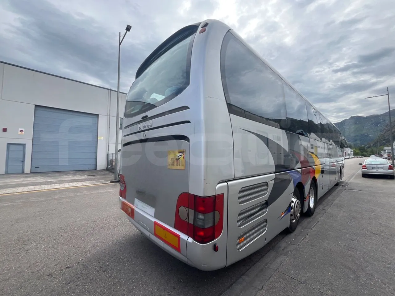 Man Lion's Coach L-440/ Euro 5 - 324 Kw - 13.8 Mt - 3/4 right rear doors closed