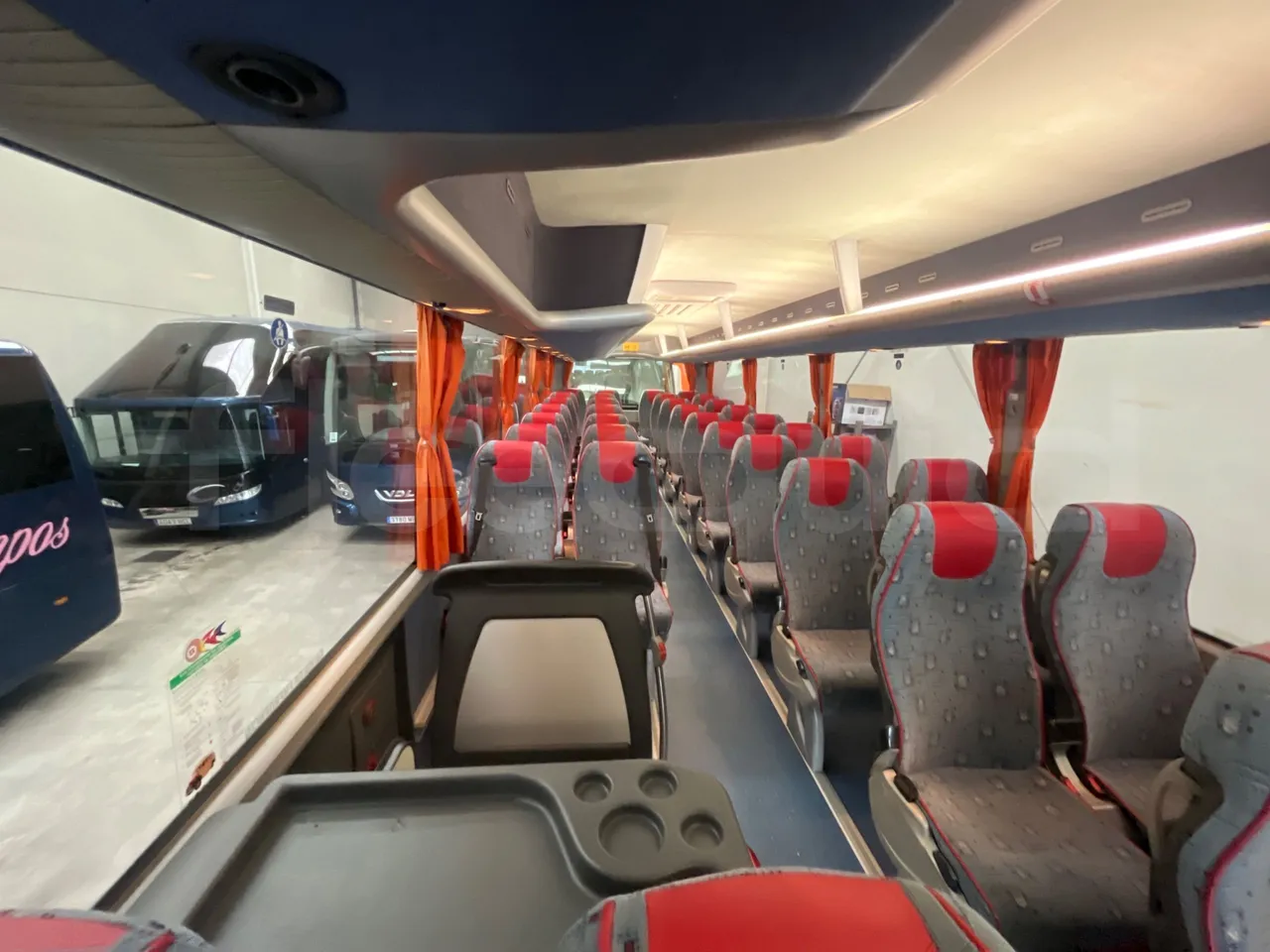 Man Lion's Coach L-440/ Euro 5 - 324 Kw - 13.8 Mt - reverse view middle aisle