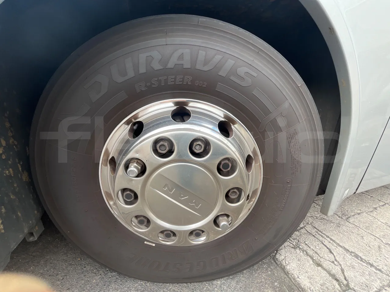Man Lion's Coach L-440/ Euro 5 - 324 Kw - 13.8 Mt - tread condition front tires right