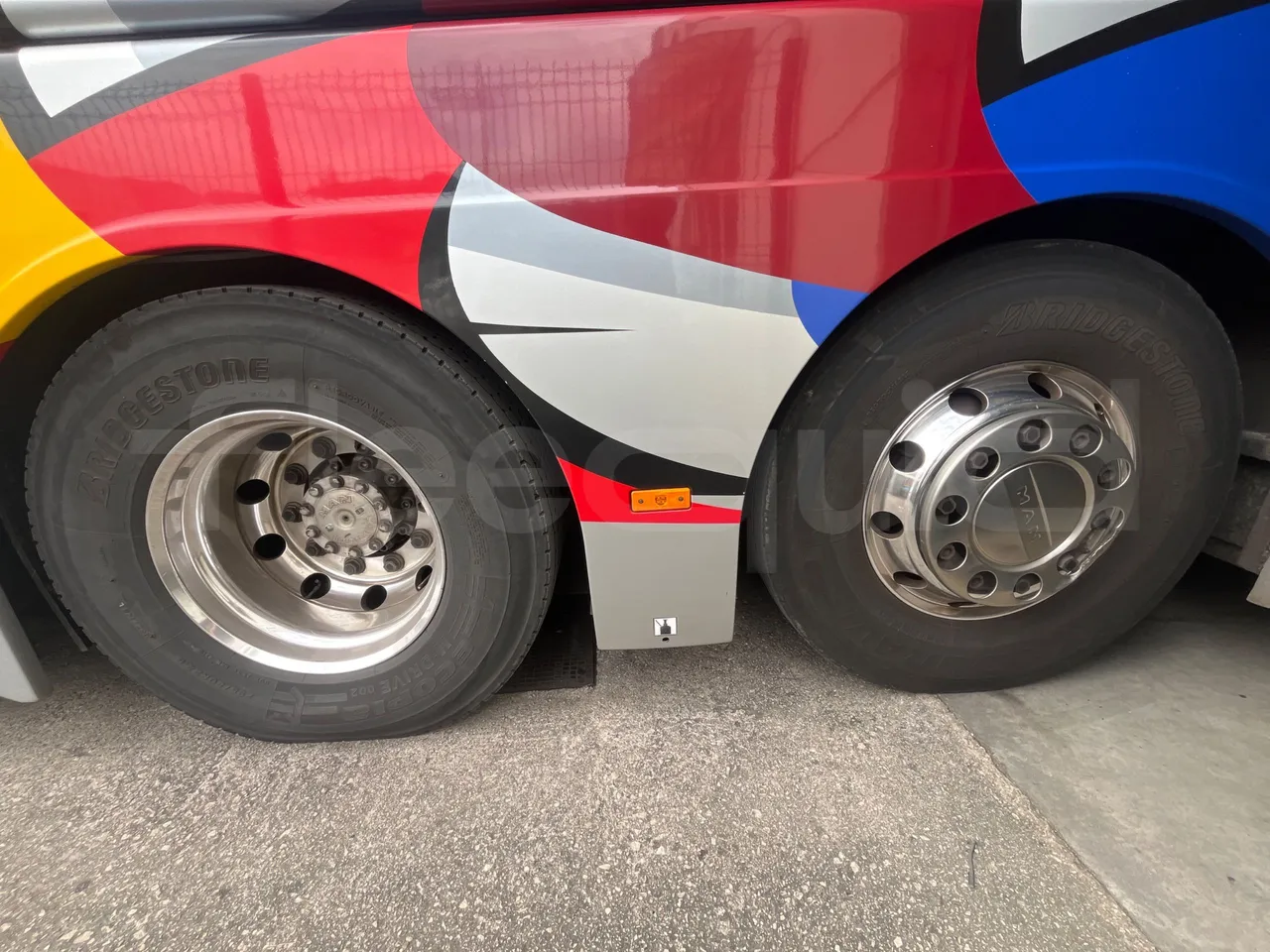 Man Lion's Coach L-440/ Euro 5 - 324 Kw - 13.8 Mt - tread condition second axle tires left
