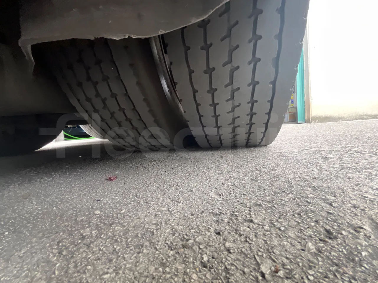 Man Lion's Coach L-440/ Euro 5 - 324 Kw - 13.8 Mt - tread condition second axle tires right