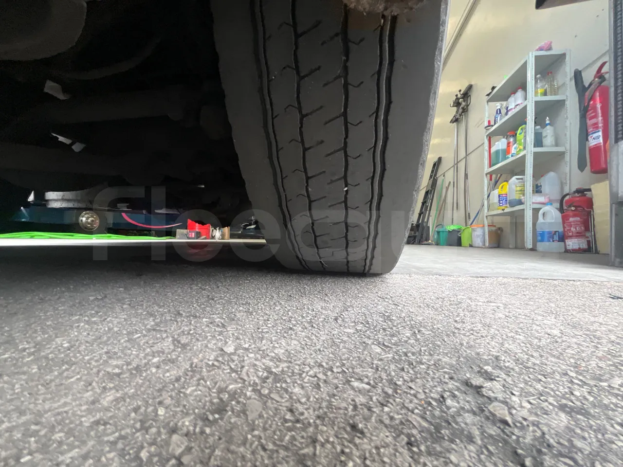 Man Lion's Coach L-440/ Euro 5 - 324 Kw - 13.8 Mt - tread condition third axle tires left