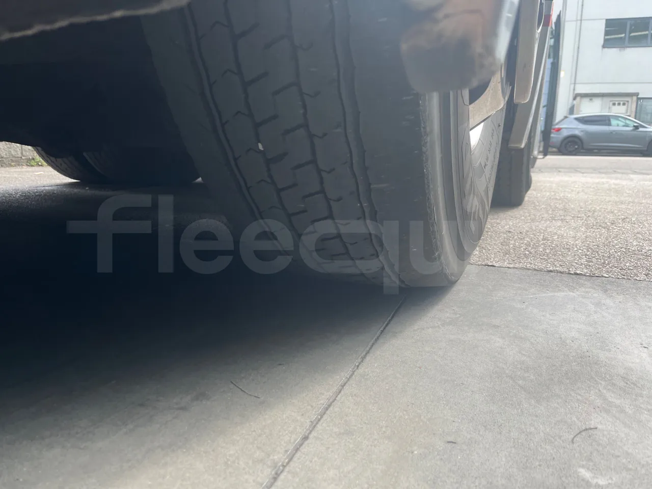 Man Lion's Coach L-440/ Euro 5 - 324 Kw - 13.8 Mt - tread condition third axle tires right