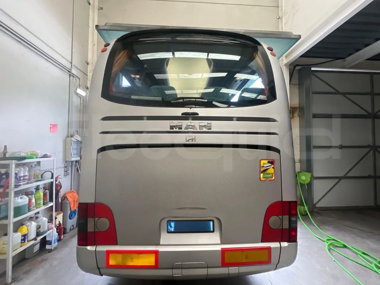 Man Lion's Coach L-440/ Euro 5 - 324 Kw - 13.8 Mt - rear hatch closed