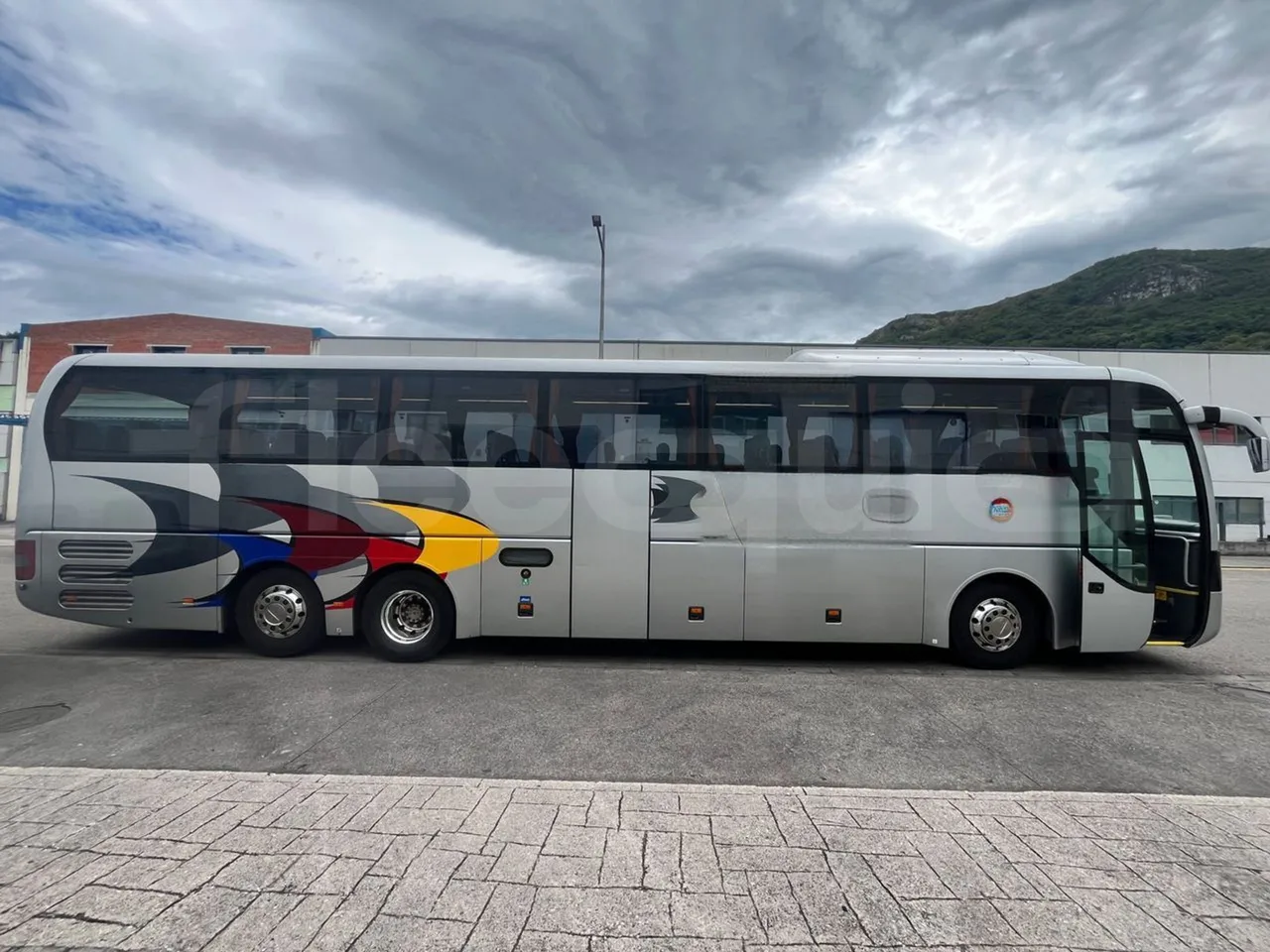 Man Lion's Coach L-440/ Euro 5 - 324 Kw - 13.8 Mt - right side doors closed
