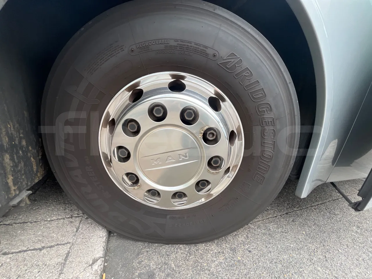Man Lion's Coach L-440/ Euro 5 - 324 Kw - 13.8 Mt - front left tire measurements