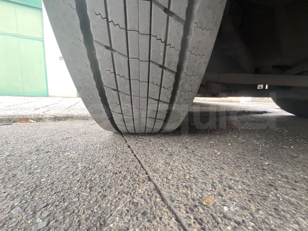 Man Lion's Coach L-440/ Euro 5 - 324 Kw - 13.8 Mt - rear left tire photo