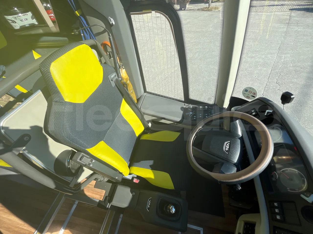 Vdl FUTURA FHD2 501R1 QILE GB01 | 139 - Euro5 - 300kW -13.945mt - driver's seat photo