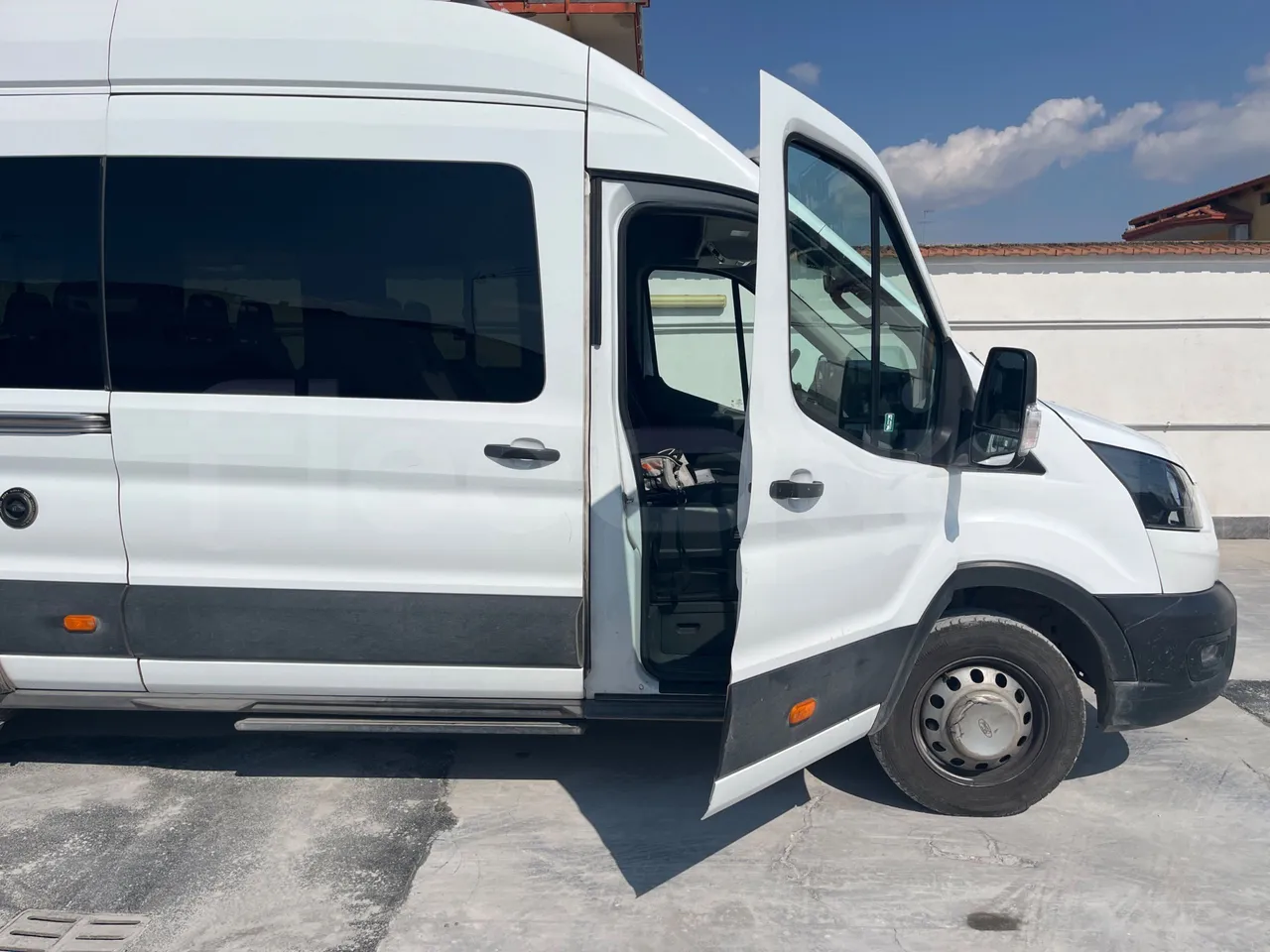 Ford Transit FBD BLHA2DDX - Euro6 - 121.30kW - 6.704mt - front door 1 open