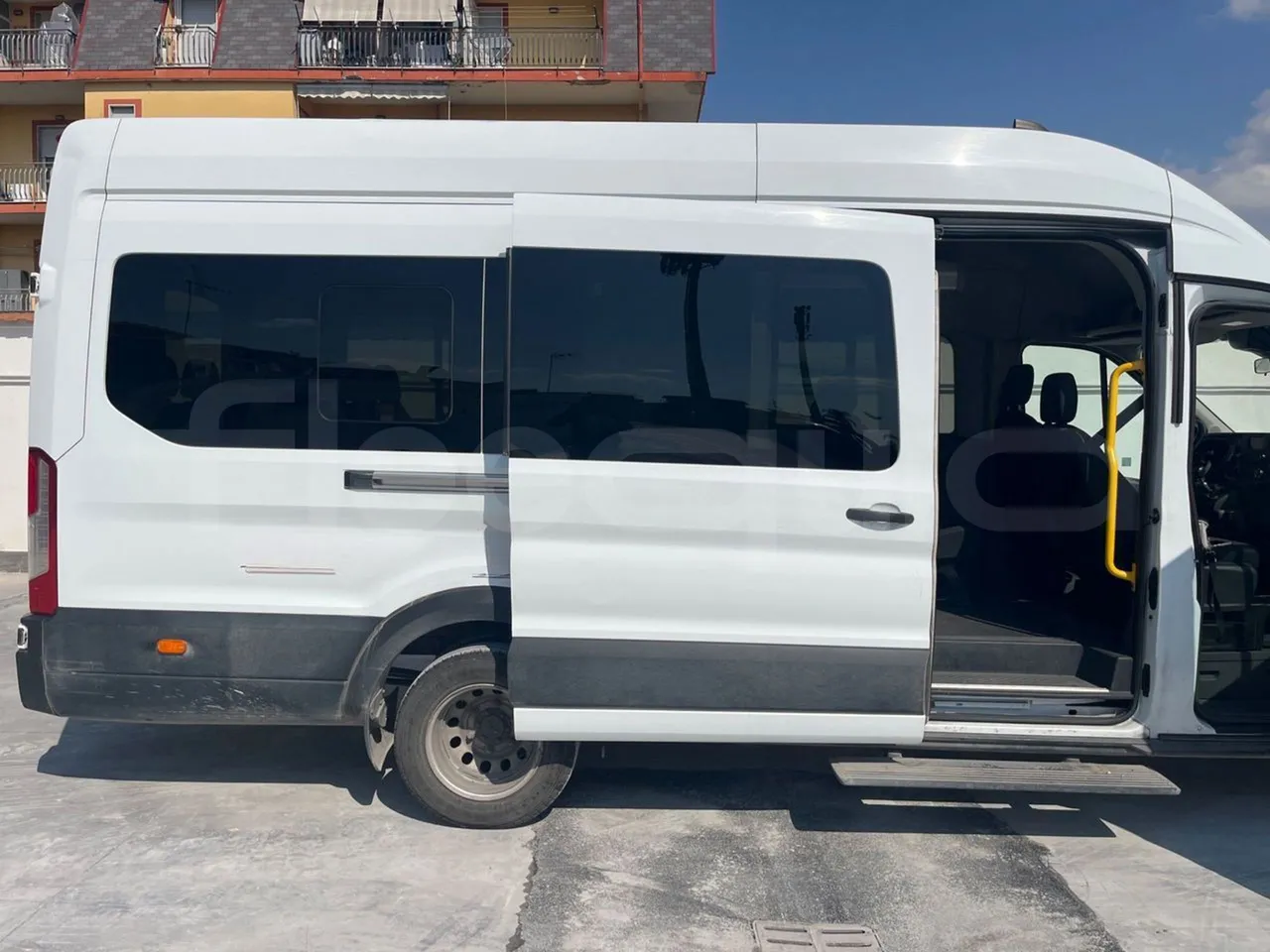 Ford Transit FBD BLHA2DDX - Euro6 - 121.30kW - 6.704mt - front door 2 open