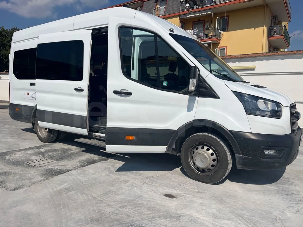 Ford Transit FBD BLHA2DDX - Euro6 - 121.30kW - 6.704mt - 3/4 right front doors open