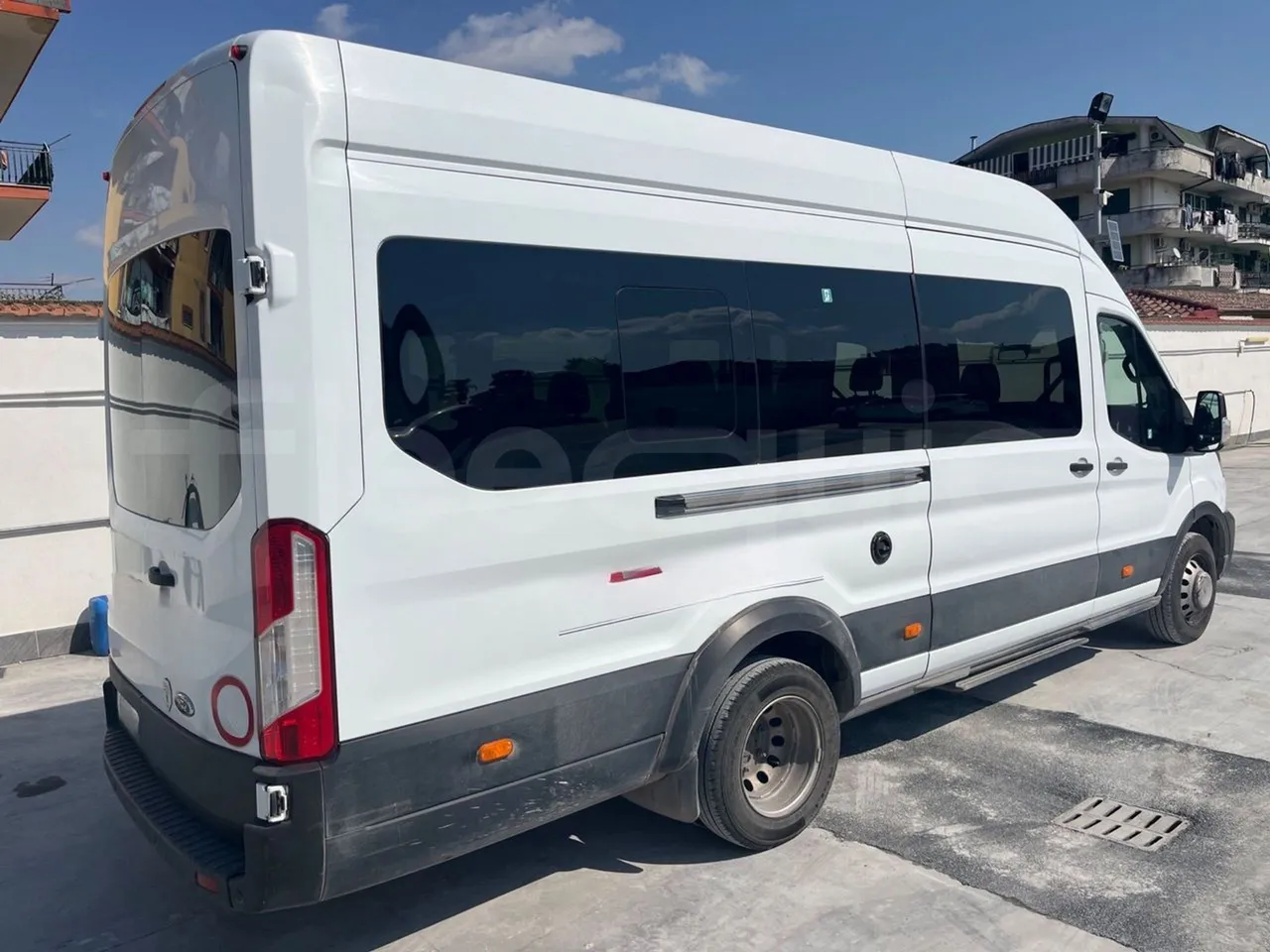 Ford Transit FBD BLHA2DDX - Euro6 - 121.30kW - 6.704mt - 3/4 right rear doors closed