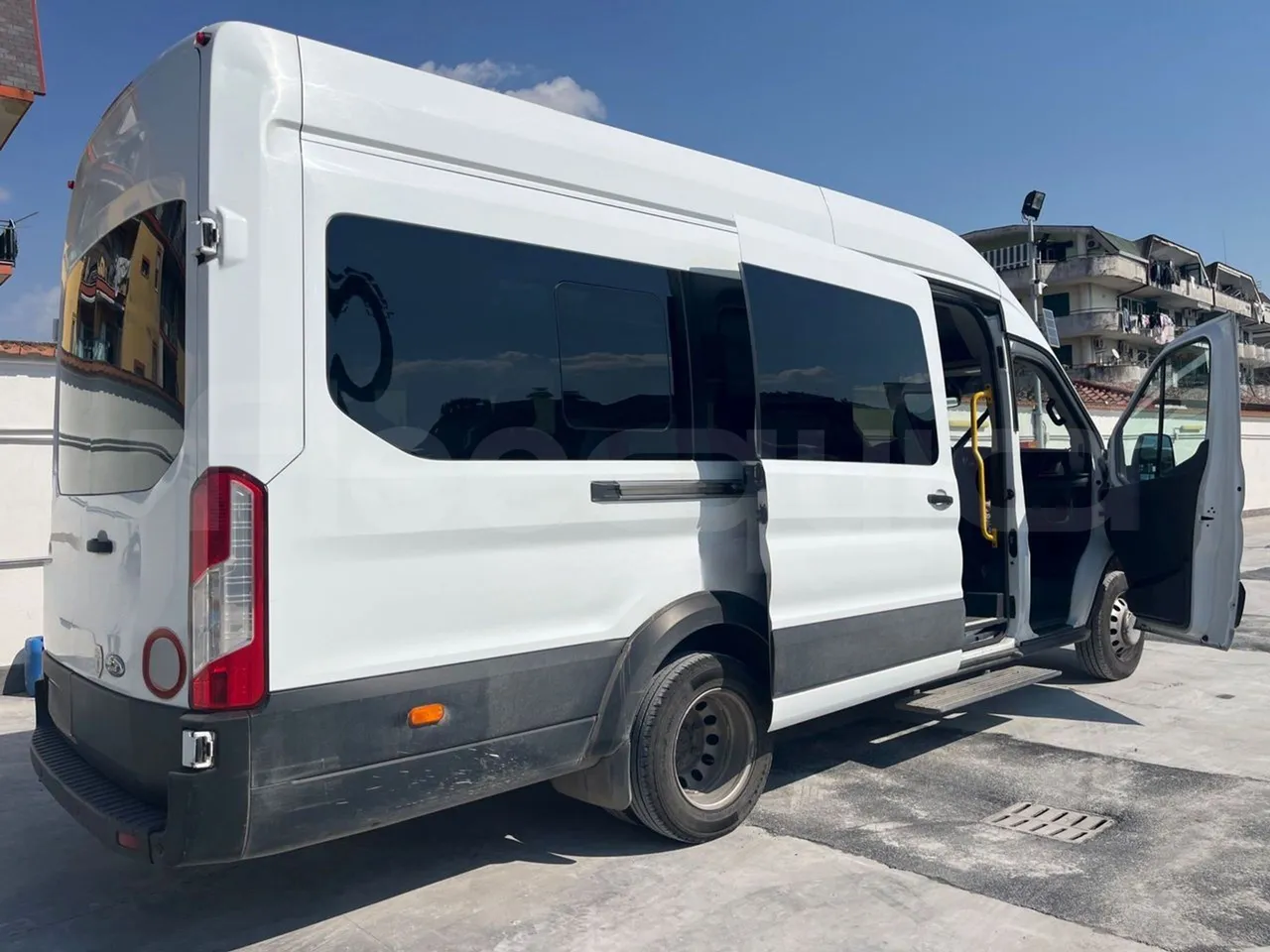 Ford Transit FBD BLHA2DDX - Euro6 - 121.30kW - 6.704mt - 3/4 right rear doors open