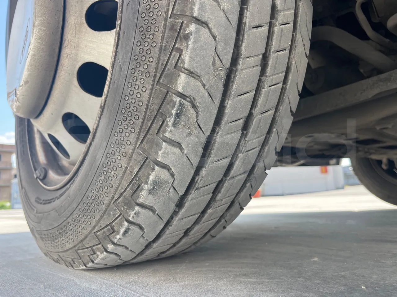 Ford Transit FBD BLHA2DDX - Euro6 - 121.30kW - 6.704mt - tread condition front tires right