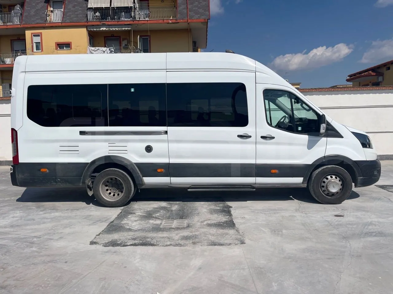 Ford Transit FBD BLHA2DDX - Euro6 - 121.30kW - 6.704mt - right side doors closed