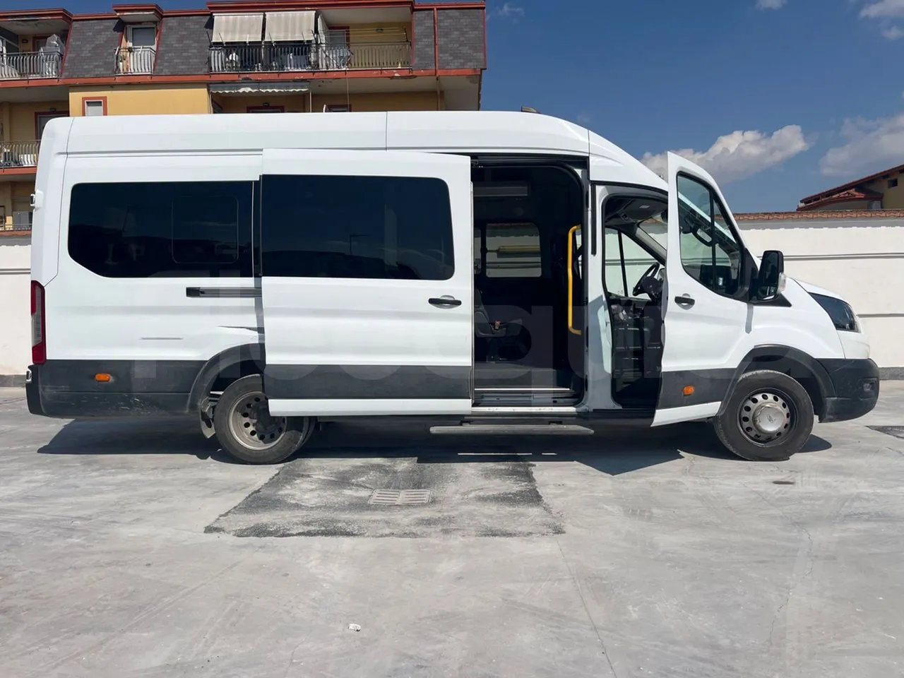 Ford Transit FBD BLHA2DDX - Euro6 - 121.30kW - 6.704mt - right side doors open