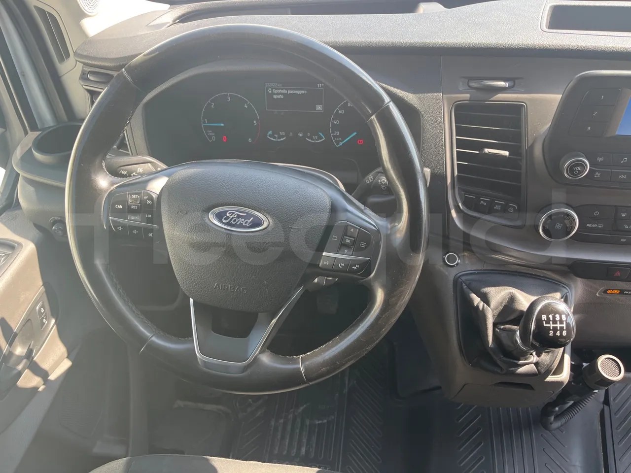 Ford Transit FBD BLHA2DDX - Euro6 - 121.30kW - 6.704mt - steering wheel photo