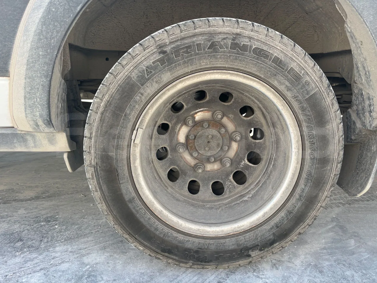 Ford Transit FBD BLHA2DDX - Euro6 - 121.30kW - 6.704mt - rear left tire photo