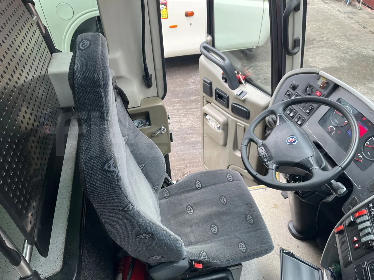 Beulas Scania Aura K440EB4X2 - EUR4 - 324kW - 12.200m - driver's seat photo