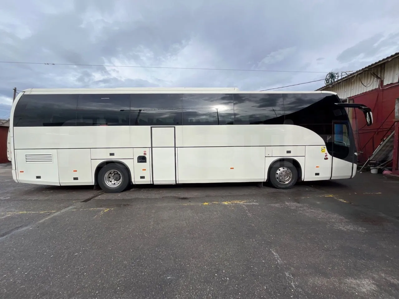 Beulas Scania Aura K440EB4X2 - EUR4 - 324kW - 12.200m - right side doors closed