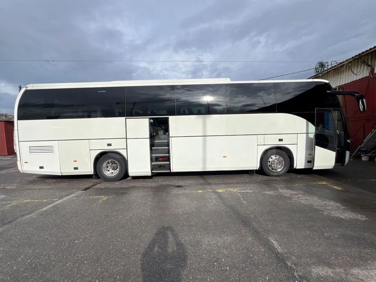 Beulas Scania Aura K440EB4X2 - EUR4 - 324kW - 12.200m - right side doors open