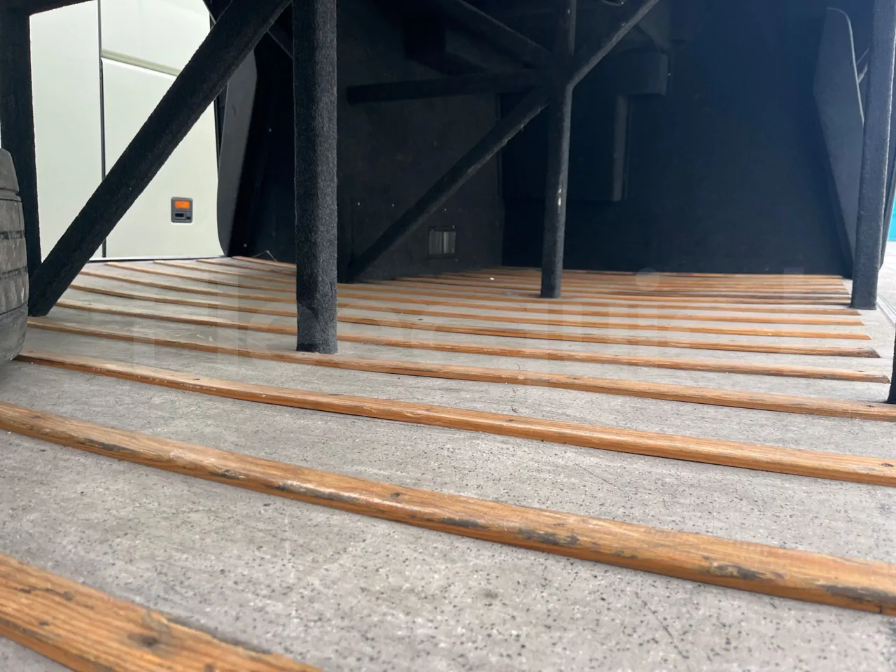 Beulas Scania Aura K440EB4X2 - EUR4 - 324kW - 12.200m - under carpet photo