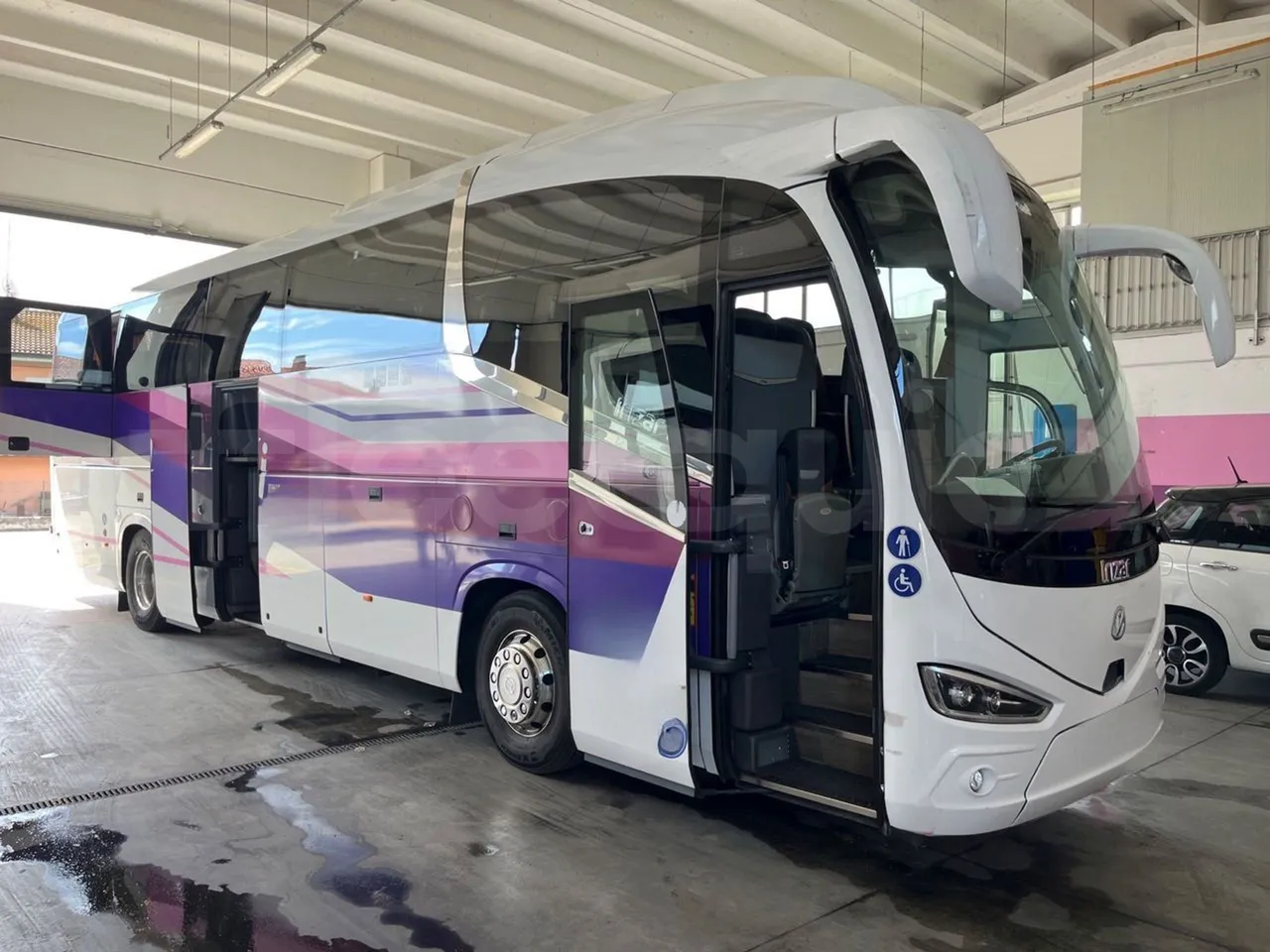 Irizar Daf - 3/4 right front doors open
