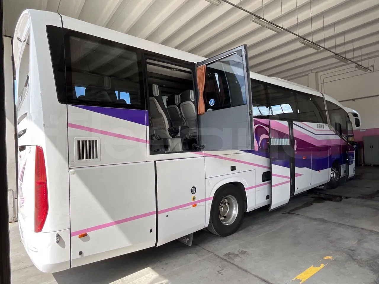 Irizar Daf - 3/4 right rear doors open