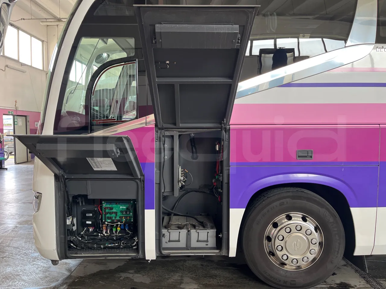 Irizar Daf - external compartments photo