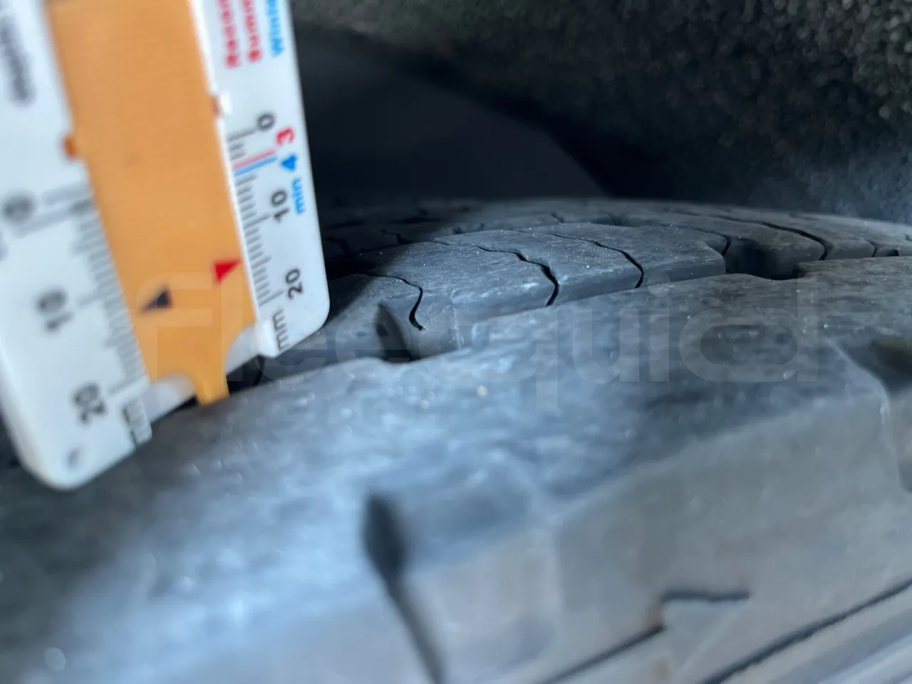 Irizar Daf - tread condition front tires left