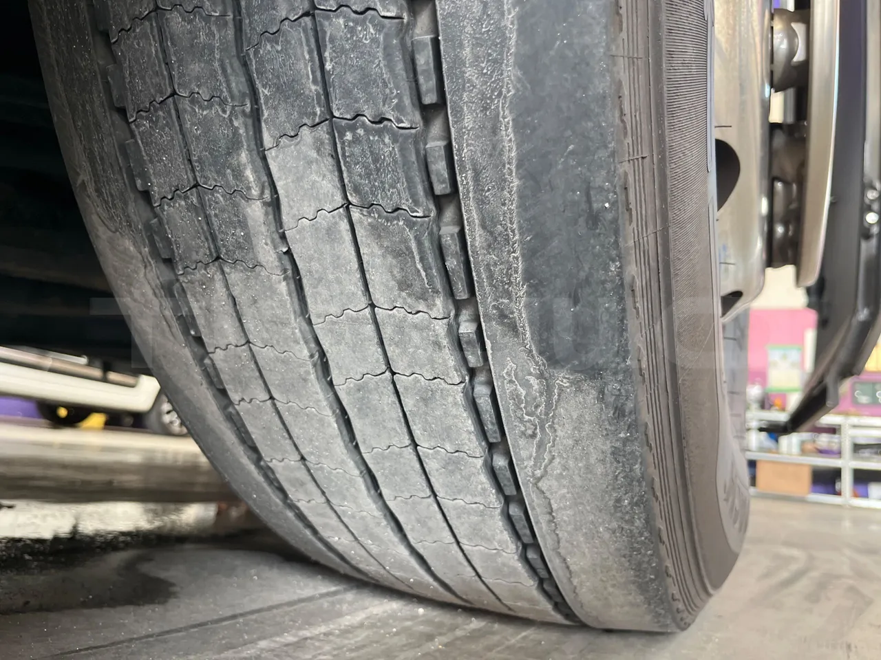 Irizar Daf - tread condition front tires right
