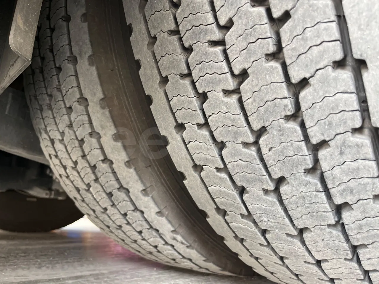 Irizar Daf - tread condition third axle tires right