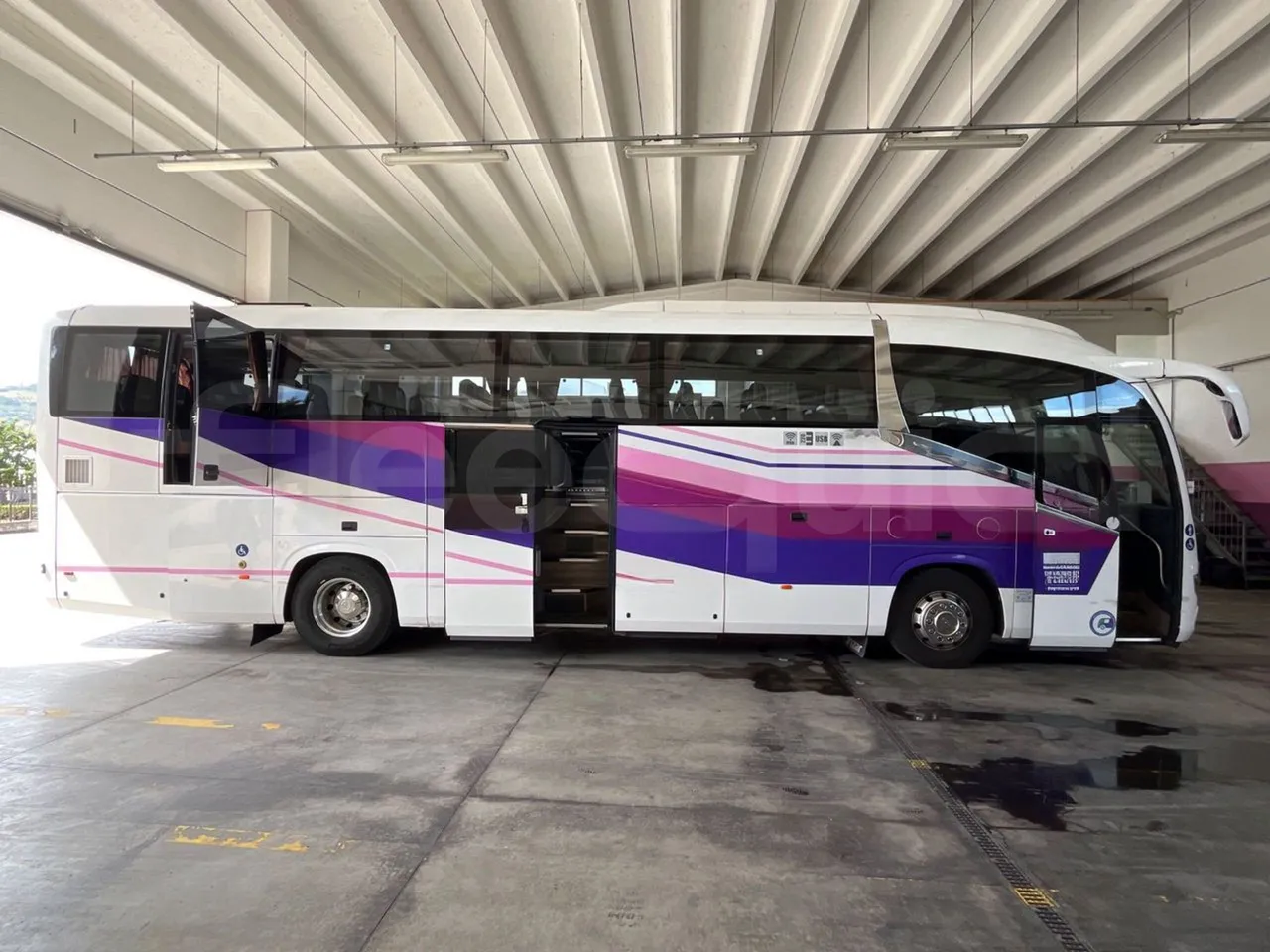 Irizar Daf - right side doors open